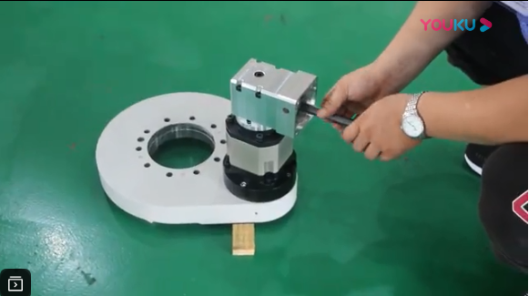 直齒驅動（齒輪式回轉驅動、回轉減速器）工作演示